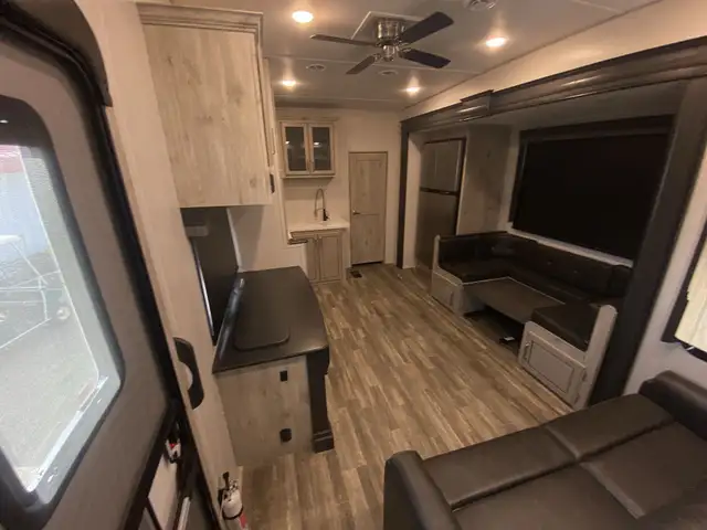 Brand New 2023 Keystone Avalanche 352BH – Priced Below Cost - Photo 9