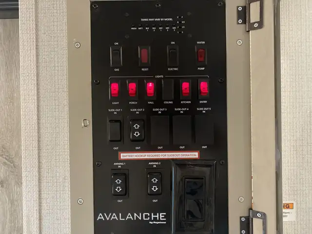 Brand New 2023 Keystone Avalanche 352BH – Priced Below Cost - Photo 15