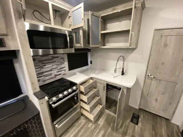 Brand New 2023 Keystone Avalanche 352BH – Priced Below Cost - Photo 17