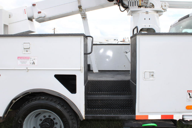 2019 Ford F550 Terex TL37M Bucket Truck - Photo 2