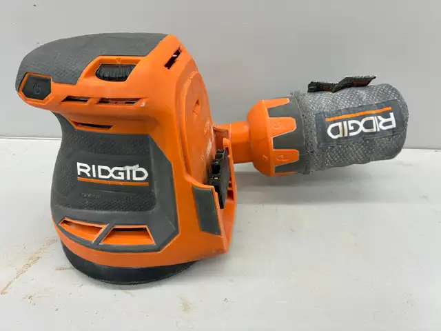 Ridgid R8606 18V Sander