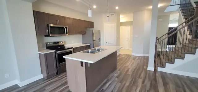 Best Value! Rent 3 bedrooms, 2.5 Bath House in Kingston West - Photo 3