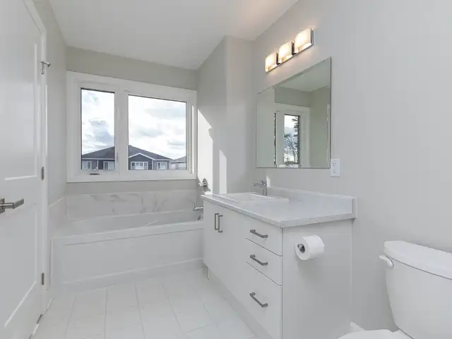 Best Value! Rent 3 bedrooms, 2.5 Bath House in Kingston West - Photo 7
