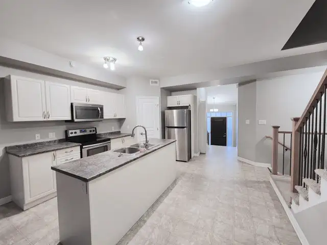 Inclusive Rent! 3 bedrooms 2 Bathrooms Upper level Kingston West - Photo 3