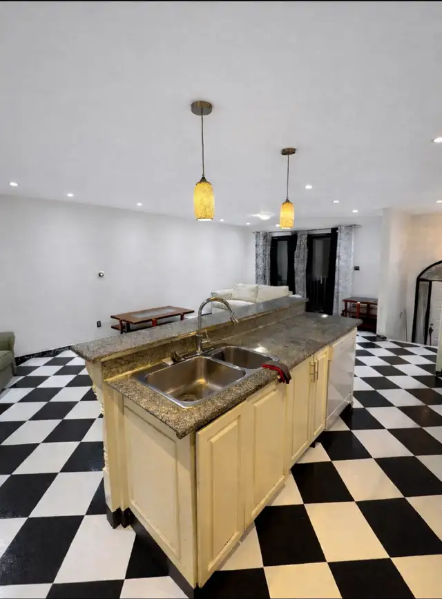3 Bedrooms, 2 Baths house - Square One Mississauga - Photo 2