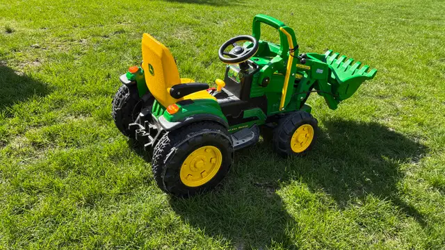 kids ride on 12 volt John Deere tractor - Photo 2