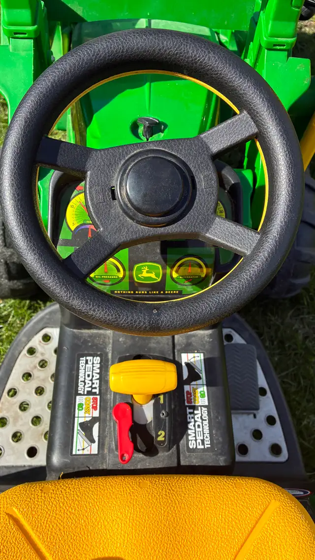 kids ride on 12 volt John Deere tractor - Photo 3