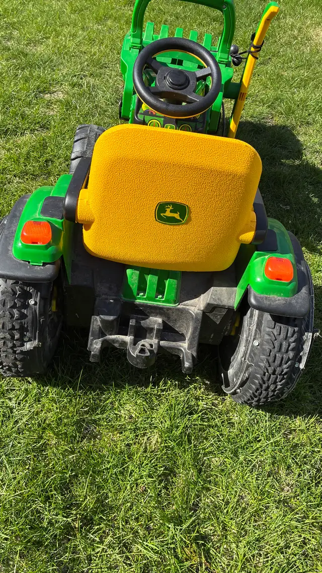 kids ride on 12 volt John Deere tractor - Photo 4