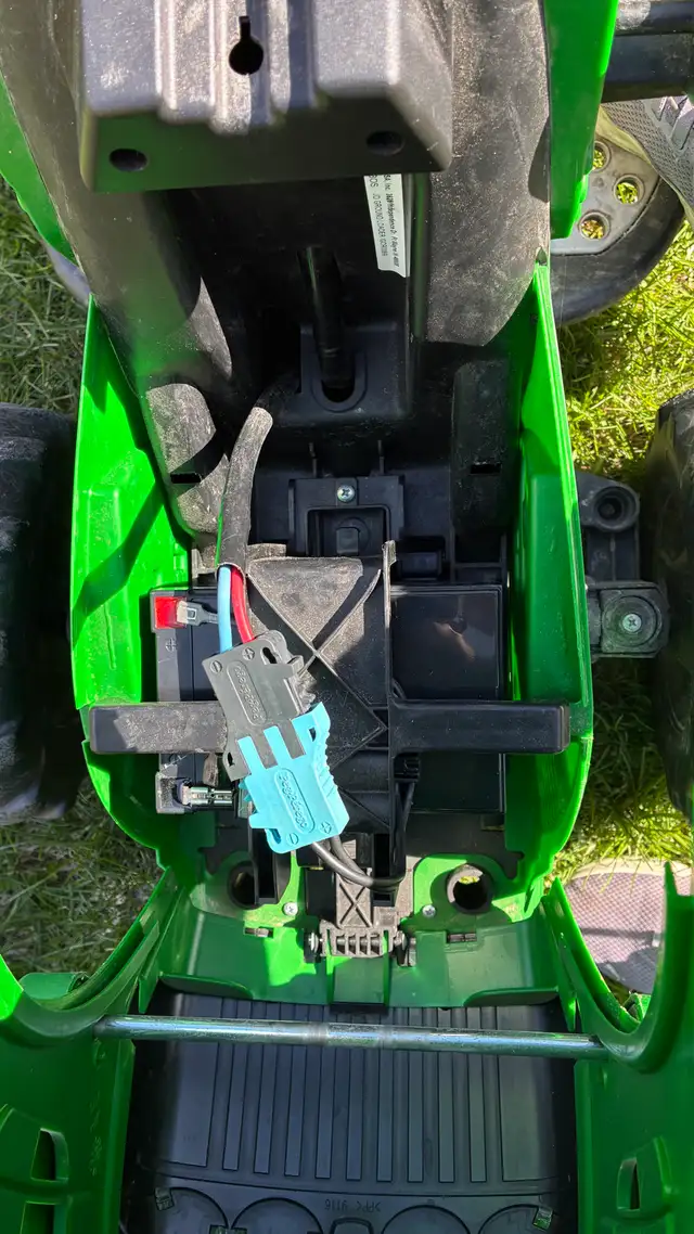 kids ride on 12 volt John Deere tractor - Photo 5