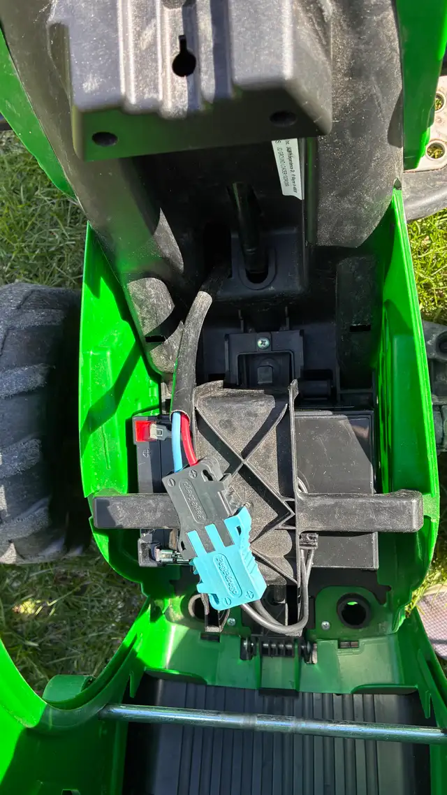kids ride on 12 volt John Deere tractor - Photo 6