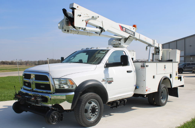 2018 Ram 5500 4x4 Terex LT40 Bucket Truck - Photo 2