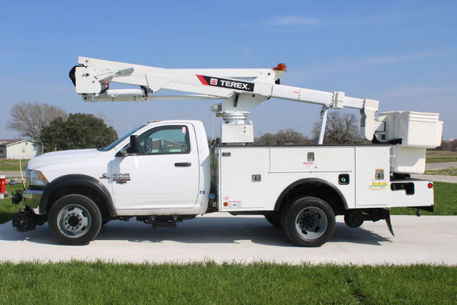 2018 Ram 5500 4x4 Terex LT40 Bucket Truck - Photo 3