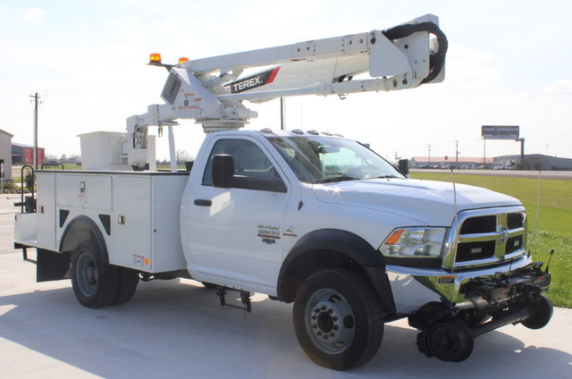 2018 Ram 5500 4x4 Terex LT40 Bucket Truck - Photo 4