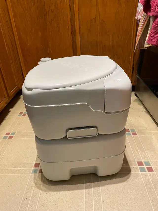 toilette portative de camping en coin