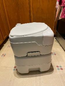 toilette portative de camping en coin