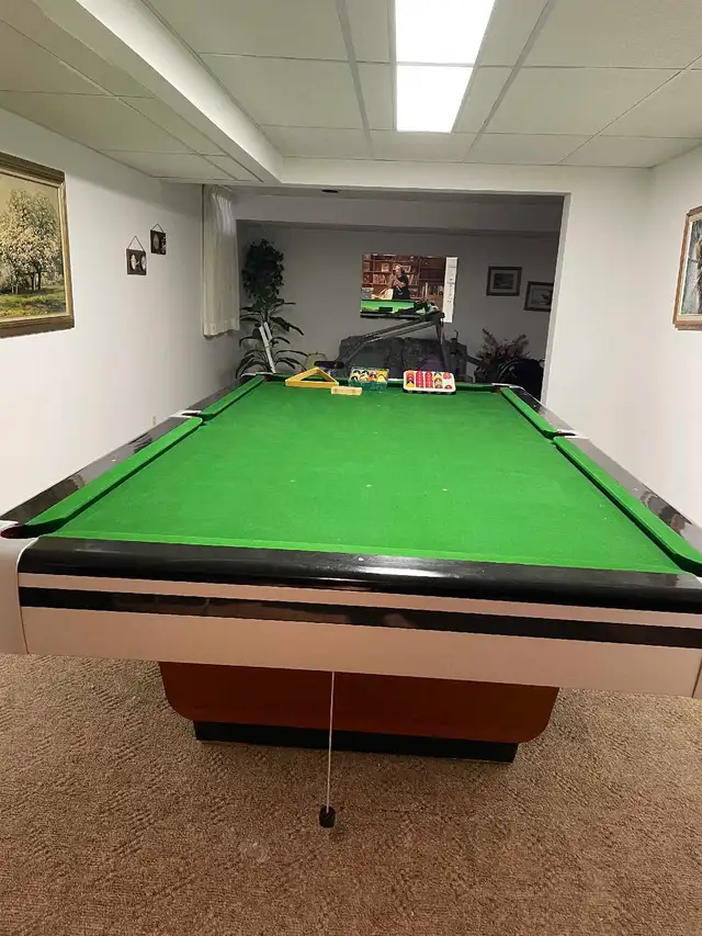 For Sale : Fleetwood 5 x 10 pool table with 3 piece slate bed.
