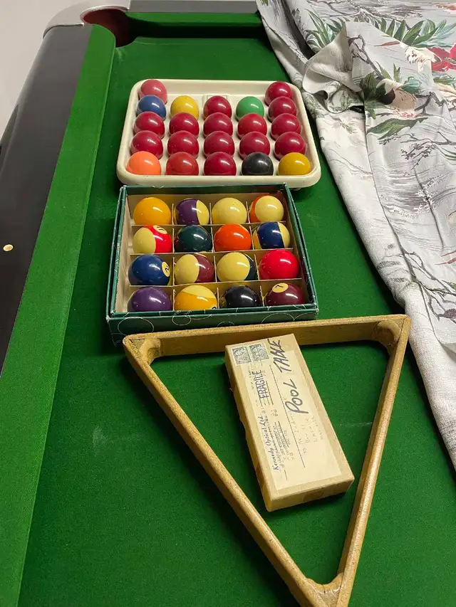 For Sale : Fleetwood 5 x 10 pool table with 3 piece slate bed. - Photo 3