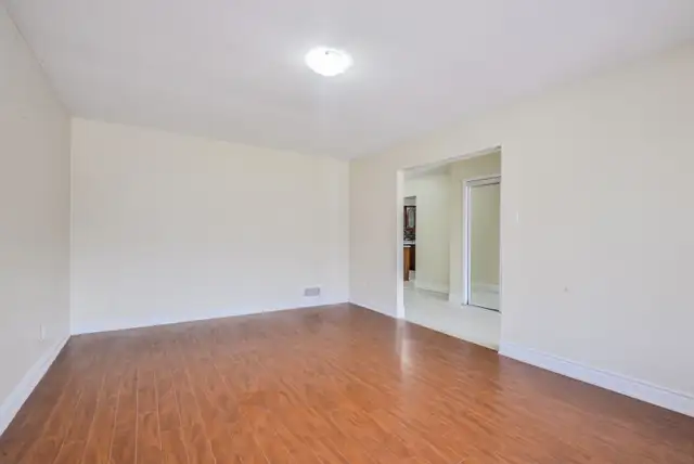 student Rental - Photo 8