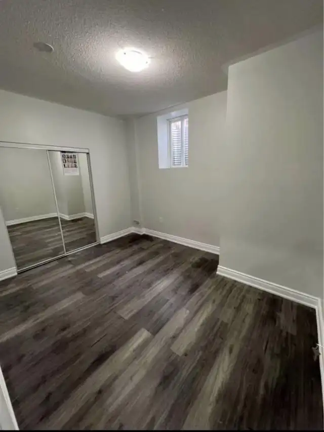 1000 sq. ft New 2 bedroom 9 ft ceiling basement apartment - Photo 4