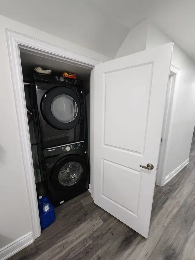 1000 sq. ft New 2 bedroom 9 ft ceiling basement apartment - Photo 6