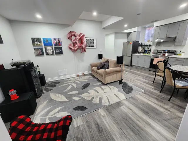 1000 sq. ft New 2 bedroom 9 ft ceiling basement apartment - Photo 8