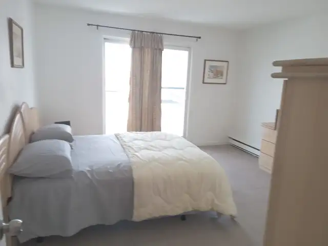 GRANDE CHAMBRE MEUBLÉ À LOUER À MONTRÉAL