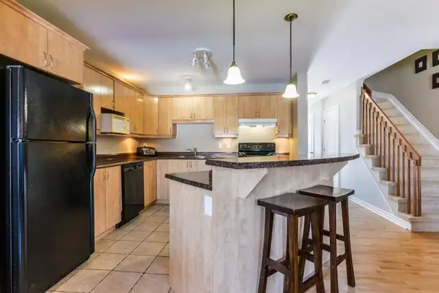 Spacious 3-Bedroom Townhouse with Garage for Rent in Gatineau - Photo 2