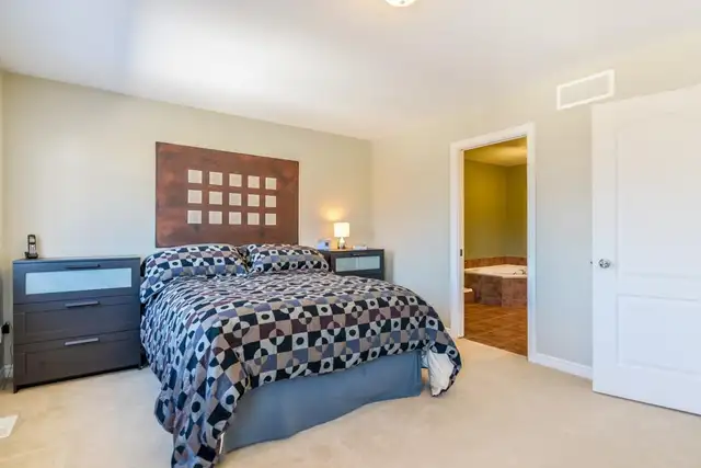 Spacious 3-Bedroom Townhouse with Garage for Rent in Gatineau - Photo 5