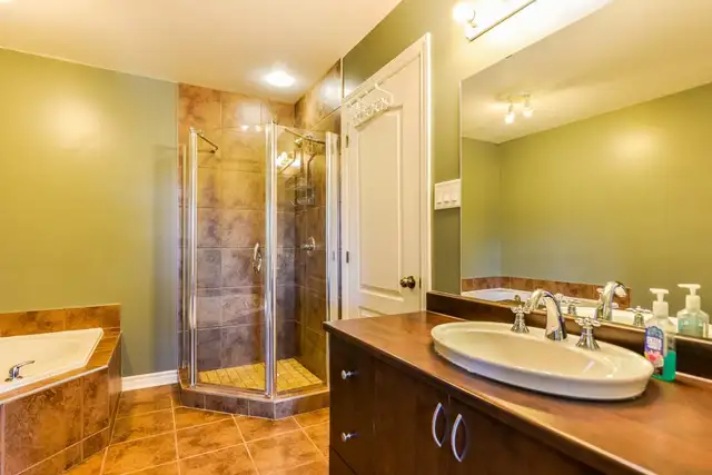 Spacious 3-Bedroom Townhouse with Garage for Rent in Gatineau - Photo 6