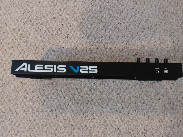 ALESIS V25 MIDI CONTROLLER!! - Photo 3