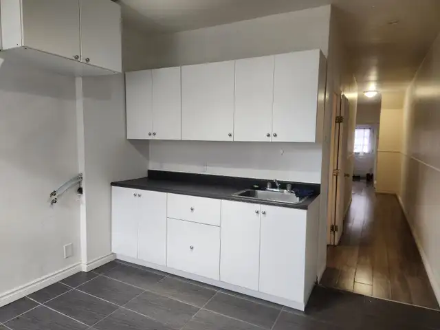 Large 3 1/2  near metro Frontenac,rue Wurtele,Montreal,$1385 - Photo 5