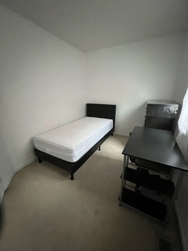 Mississauga-Room for Rent-Preferably Male - Photo 3