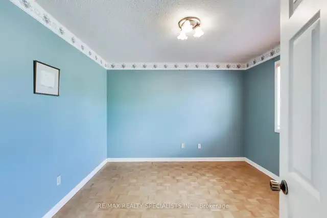 - Mississauga Dixie Road/ Eglinton Ave 4 bedrooms detached house - Photo 7