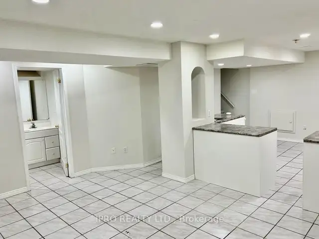 2 Bed/1 Bath with 2 Parking Basement Apartment In Mississauga - Photo 2