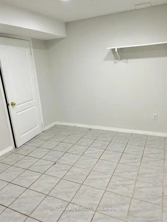 2 Bed/1 Bath with 2 Parking Basement Apartment In Mississauga - Photo 3