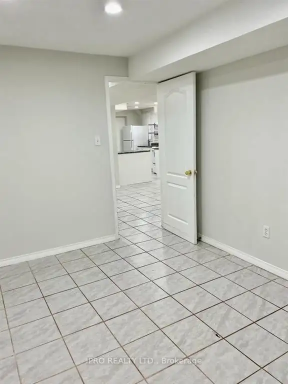 2 Bed/1 Bath with 2 Parking Basement Apartment In Mississauga - Photo 4