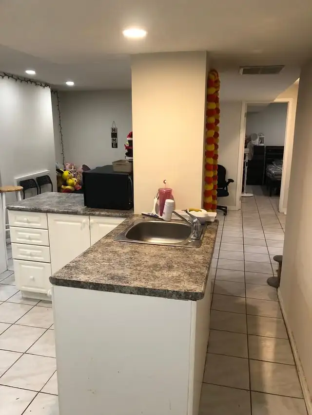 2 Bed/1 Bath with 2 Parking Basement Apartment In Mississauga - Photo 9