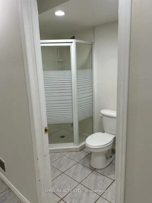 2 Bed/1 Bath with 2 Parking Basement Apartment In Mississauga - Photo 10