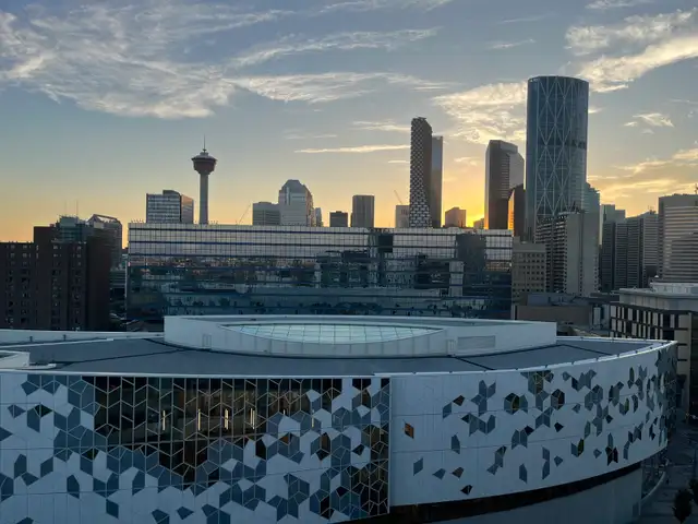END UNIT! AVAILABLE TODAY! 2 floor gym, rooftop patio - Photo 3