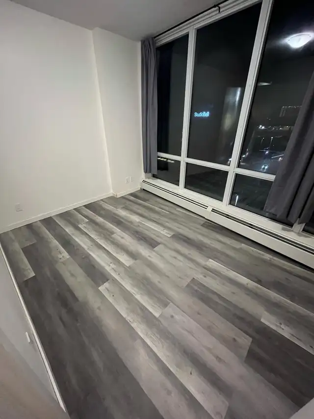 END UNIT! AVAILABLE TODAY! 2 floor gym, rooftop patio - Photo 5