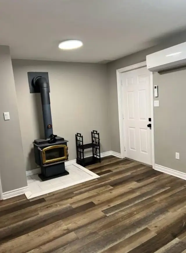 Beautiful 1 Bed.  1 Bath.  1 full kitchen suite Available