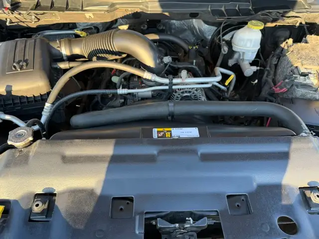 2018 RAM 1500 CREW CAB 4X4 - - SLT - PKG – 6.3 FT BOX VERY RARE - Photo 3
