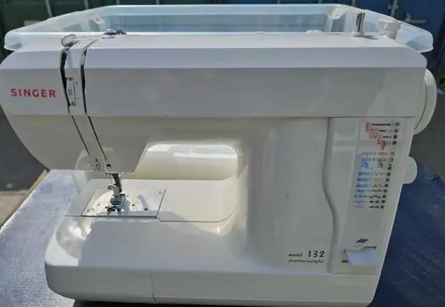 Singer Featherweight 132 Sewing Machine
