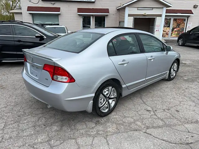 2011 Honda Civic SE Rebuilt title - Photo 4
