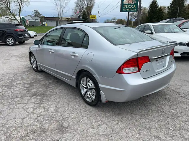 2011 Honda Civic SE Rebuilt title - Photo 6
