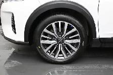 2025 Nissan Kicks SV HEATED SEATS, HEATED STEERING, LOW MILEAGE! - Photo 4
