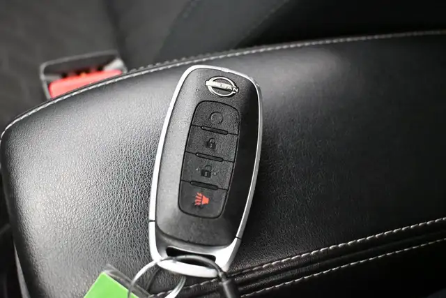 2025 Nissan Kicks SV HEATED SEATS, HEATED STEERING, LOW MILEAGE! - Photo 5