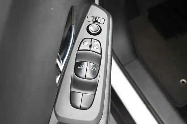 2025 Nissan Kicks SV HEATED SEATS, HEATED STEERING, LOW MILEAGE! - Photo 6