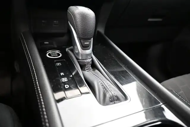 2025 Nissan Kicks SV HEATED SEATS, HEATED STEERING, LOW MILEAGE! - Photo 7