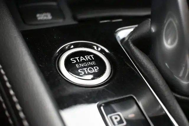 2025 Nissan Kicks SV HEATED SEATS, HEATED STEERING, LOW MILEAGE! - Photo 8